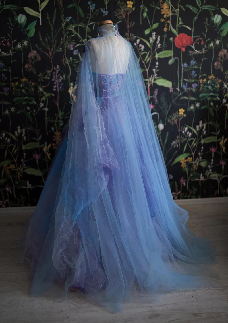 Vestido de fiesta de gasa sin tirantes, sin mangas y corte A con capa